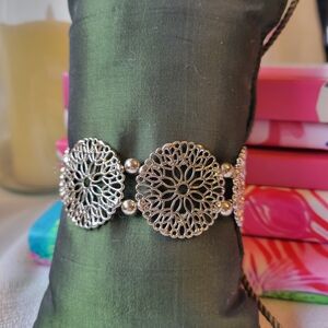 💎5/$25💎 Silver Filigree Medallion Stretch Bracelet
